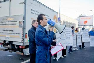 Клиенты и инвесторы устроили перед зданием Swedbank акцию протеста