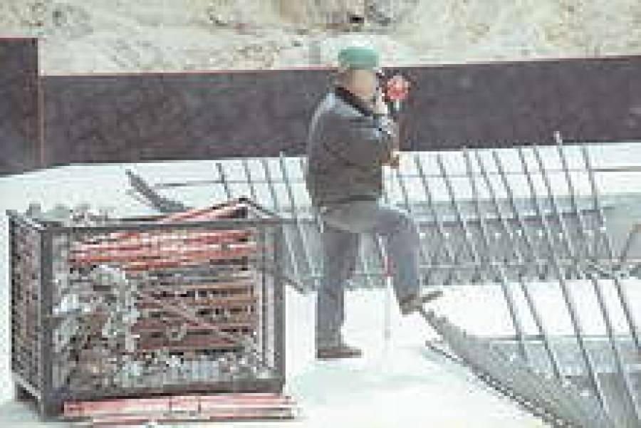 Застройщики считают, что строительные компании не могут рационально организовать работу внутри своих структур, из-за чего новостройки в срок не сдаются.