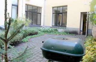 В офисе есть собственный небольшой зеленый дворик, который от внешнего мира отгорожен высоким каменным забором: тут можно устраивать и барбекю, и тусовки, и презентации.