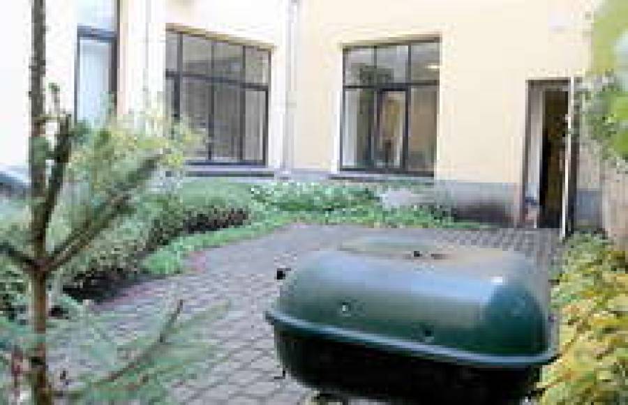 В офисе есть собственный небольшой зеленый дворик, который от внешнего мира отгорожен высоким каменным забором: тут можно устраивать и барбекю, и тусовки, и презентации.