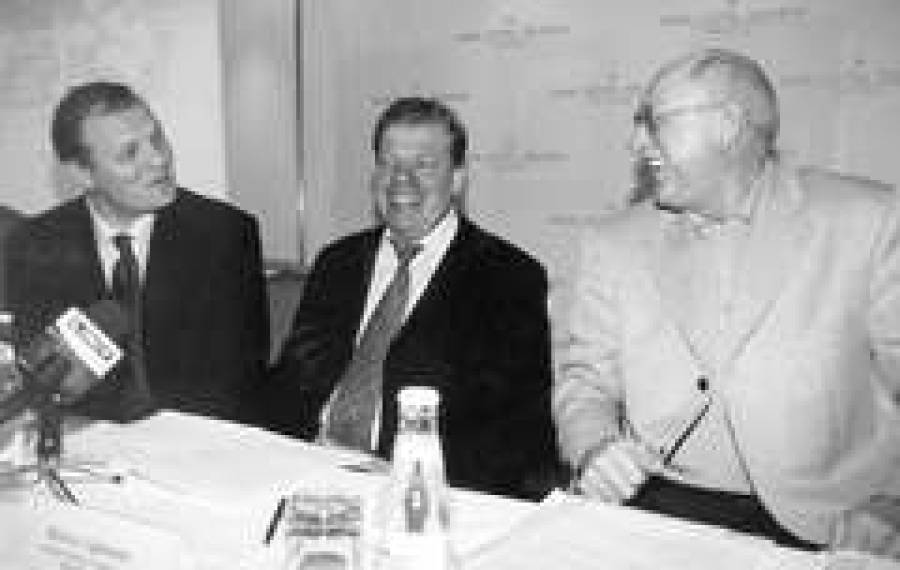  Киров ЛИПМАН (в центре) решил посвятить себя хоккейным &quot;баталиям&quot;.