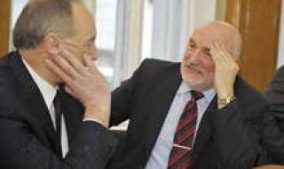 По словам участников встречи, премьер Ивар Годманис (справа) слушал бизнесменов внимательно и “почти не отвлекался” на разговоры с главой Торгово-промышленной палаты Андрисом Берзиньшем.