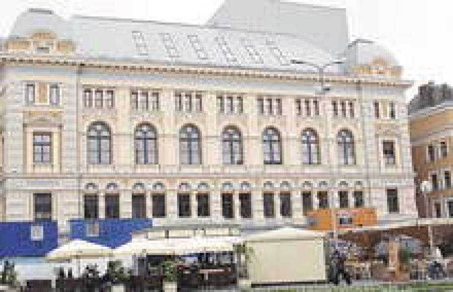 Из-за реконструкции творческая жизнь в здании театра замерла на полтора  года.
