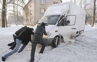 Не каждая легковушка доедет до середины улицы в Пардаугаве.
