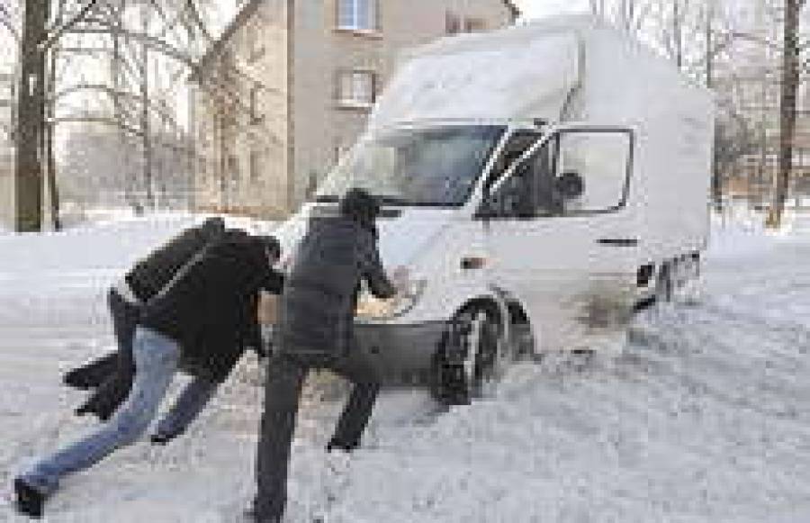 Не каждая легковушка доедет до середины улицы в Пардаугаве.