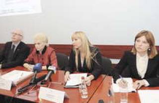 Элина Эгле (вторая справа) считает, что государство рэкетирует бизнесменов с помощью Latvijas Vēstnesis.