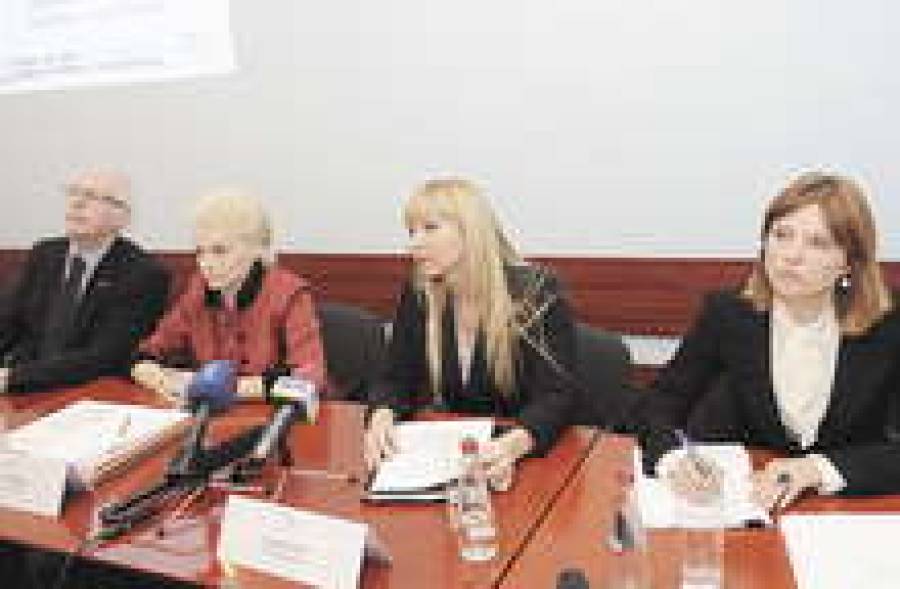 Элина Эгле (вторая справа) считает, что государство рэкетирует бизнесменов с помощью Latvijas Vēstnesis.