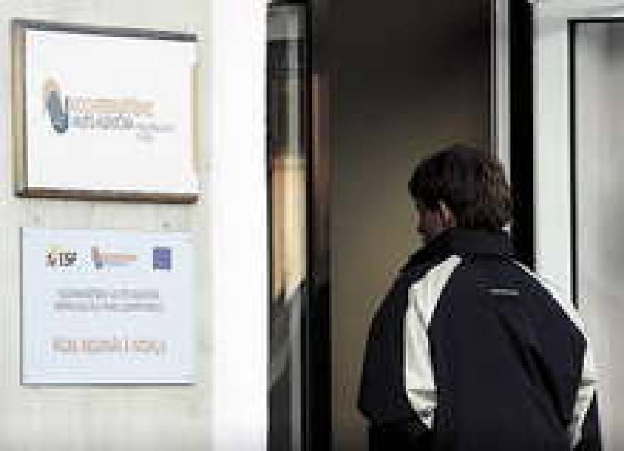 Государственное агентство занятости собирается трудоустроить и переучить уволенных чиновников.