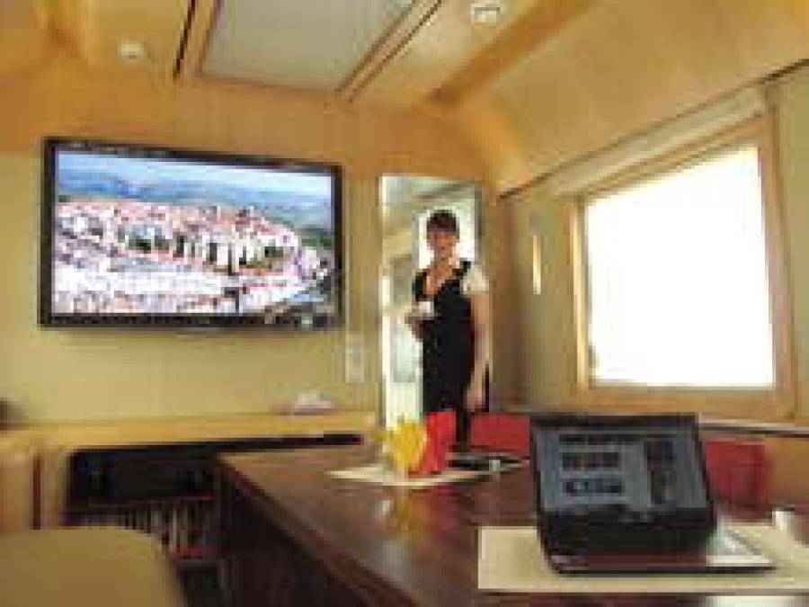 Первый опыт предприятия по строительству вагона-салона оказался успешным.