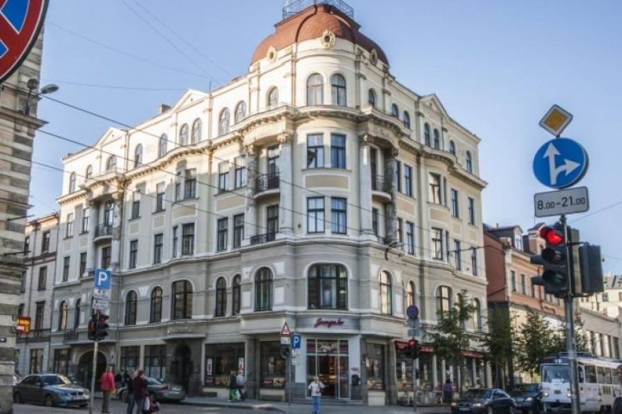 Из-за возможного запрета на ВНЖ продажи в центре Риги встали