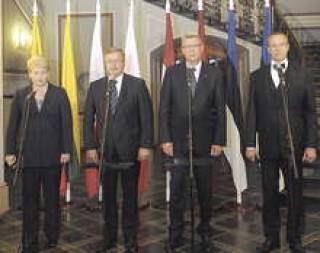 Президент Литвы Д. Грибаускайте (слева) призвала коллег из Литвы, Польши и Латвии объединиться в единую энергетическую сеть.