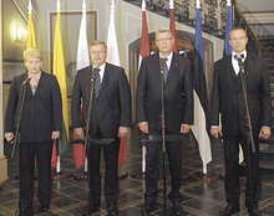 Президент Литвы Д. Грибаускайте (слева) призвала коллег из Литвы, Польши и Латвии объединиться в единую энергетическую сеть.