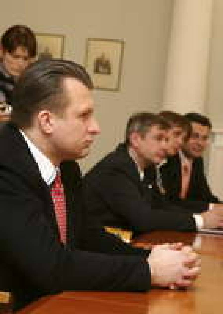 Под мэром раскачивают кресло