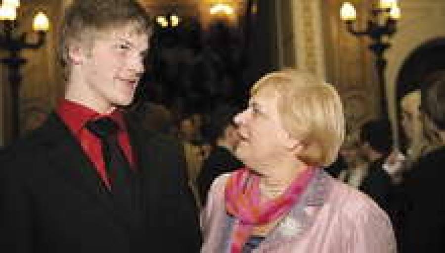 Депутат Байба Ривжа и ее “тень”.