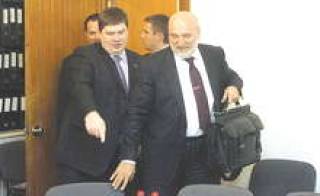 Проверка премьерского кресла на мягкость.