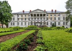 Мечтали о собственном дворце? По цене новой квартиры под Смилетене продают жемчужину классицизма!