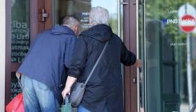 Оставшихся без денег клиентов «PNB banka» призывают просить помощи у родни