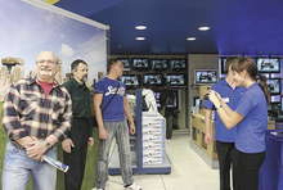 Светлое прошлое: фотография на память из вновь открытого магазина Euronics.