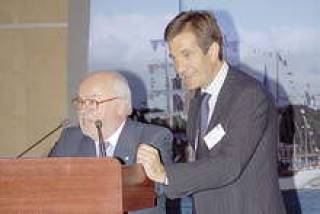 Реми Робине-Дюфо, президент MEDEF-Paris (слева) и представитель ЛАИР во Франции Харолд Целмс.