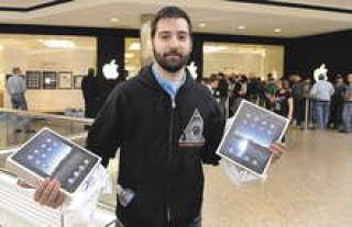 По самым приблизительным оценкам, компания Apple сумела продать за один премьерный день около 600–700 тыс. iPad.