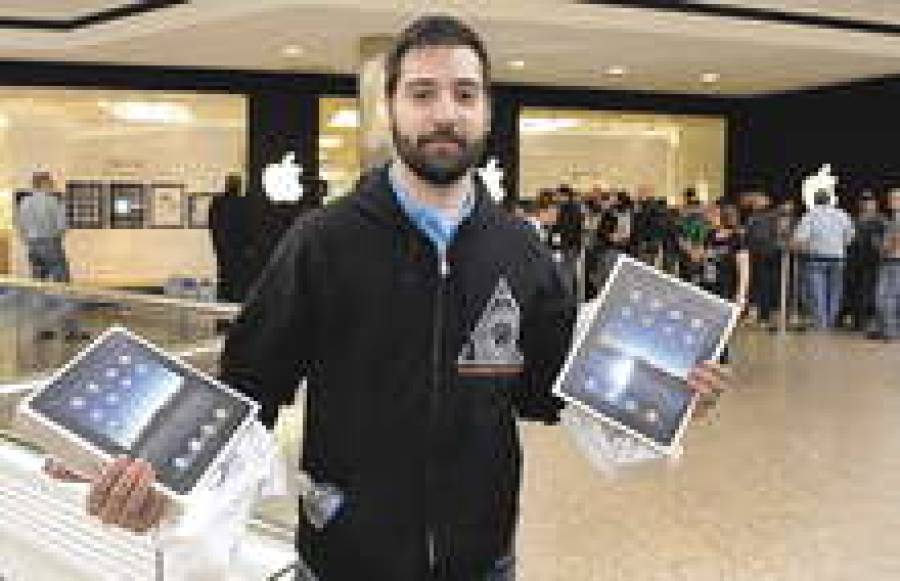 По самым приблизительным оценкам, компания Apple сумела продать за один премьерный день около 600–700 тыс. iPad.