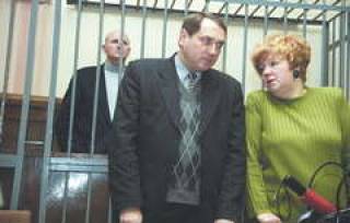  Адвокаты горой стоят за подзащитных.