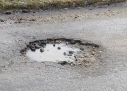 Половина всех ДТП из-за дорожных ям происходит в Риге
