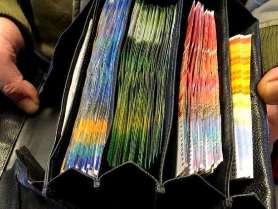 Евросоюз запретит расчеты наличными на сумму более 10 000 евро