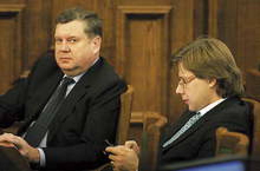 Депутаты “Центра согласия” Янис Урбанович (слева) и Нил Ушаков ожидают пришествия марсиан.