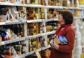 Продукты питания дешевеют тайком от латвийского населения