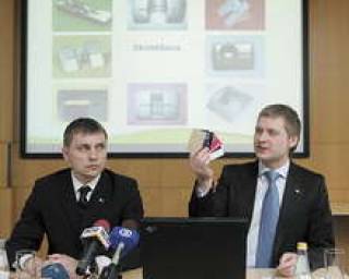 Алдис Войтенко демонстрирует улов службы безопасности SEB banka — поддельные кредитки.