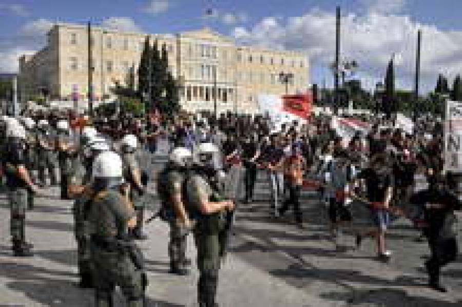 Греки активно протестуют против сокращения госфинансирования на всех уровнях. И это принесло им победу — госдолг будет снижен на 50%.