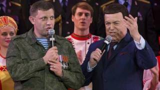 Иосиф Кобзон, несмотря на запрет, выступил с концертом в Донецке. (На фото с премьером самопровозглашенной ДНР Александром Захарченко).