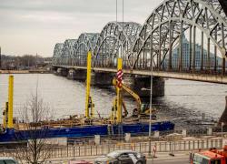 Момент на миллиарды: началось строительство моста «Rail Baltica» через Даугаву