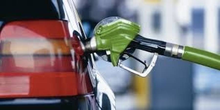 Позеленевший бензин создал проблемы владельцам старых авто. Заливай дорогой 98-й