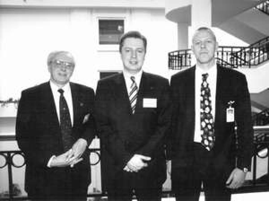 Команда &lt;em&gt;Compaq&lt;/em&gt; в Риге: генеральный менеджер группы развития бизнеса Дэйв МАК-ЛЕОД, генеральный менеджер европейской группы развития рынка Ласло ДРАЙКО и менеджер по Балтийскому региону Антеро САНТРЕН. 