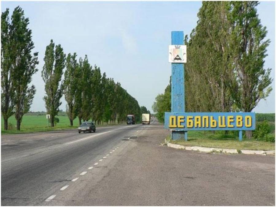 Дебальцево - важнейшая узловая железнодорожная станция, через которую вывозится уголь с местных шахт.