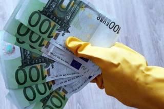 Сейм одобрил антикризисный пакет помощи - населению Латвии подарят 250 млн. евро
