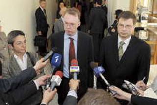 Шеф миссии МВФ Марк Гриффитс (в центре) пообещал Латвии “неимоверно тяжелый” год.