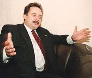 Гундар Берзиньш утверждает, что это не его тень нависла над креслом Айгара Калвитиса.