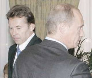 Президент Роснефти Сергей Богданчиков (сзади) за надежной спиной.