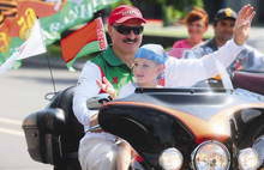 Александр Лукашенко послал в Белорусскую школу в Риге целый автопоезд с оборудованием.