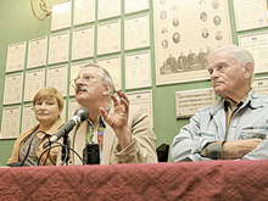 В Русской драме сейчас репетируют два бывших главных режиссера театра — Леонид Белявский и Геннадий Тростянецкий, но должность эта вакантна.