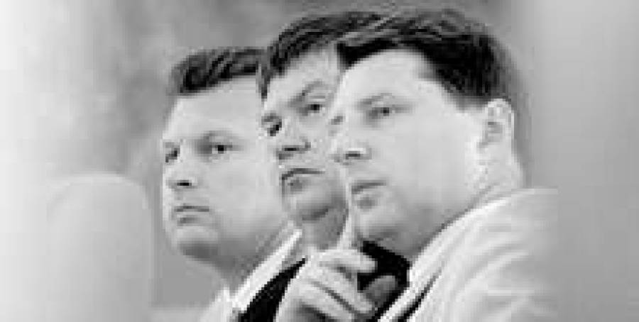 Судьба Latvijas Pasts решится в споре Айнара Шлесерса (на заднем плане) и Айгара Калвитиса (в центре).
