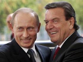Дружба навек: Владимир Путин и Герхард Шредер.