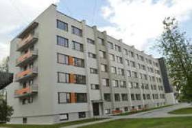 Перестроенная под социальное жилье бывшая служебная гостиница в Вецмилгрависе.