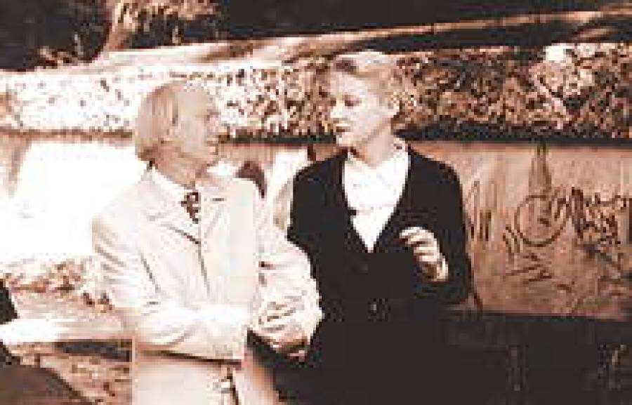 Рената Литвинова исполняет свою мелодию в “Настройщике” Киры Муратовой.