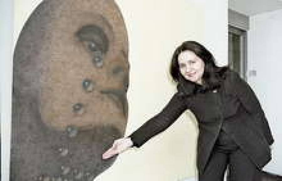 Инесе Риньке в своей Rīgas Galerija. Сейчас здесь выставлена та же экспозиция, что и на “Арт-Москве”: Иванов, Блумберг и другие.