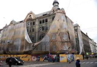 Одна из самых знаменитых руин города "украшает" перекресток ул. Марияс и Элизабетес уже два десятка лет.