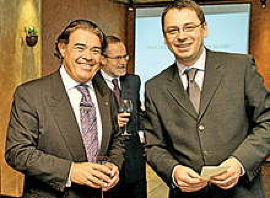 Генеральный менеджер отеля Ф.Алкараз, посол Испании Э.Лоренсо и директор Tez tour по странам Балтии К.Пальгов.